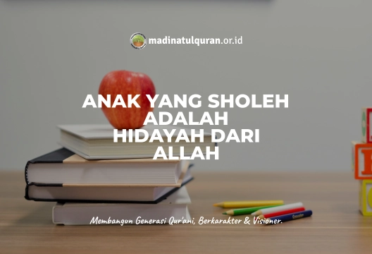 Anak Yang Sholeh Adalah Dari Hidayah Allah Yang Patut Diingat oleh Ortu Ada suatu hal yang perlu dipahami oleh setiap ortu ketika mendidik anak. Kita memang ingin sekali menjadikan anak dan keturunan kita sebagai anak sholih. Kita ingin mereka menjadi anak yang baik. Kita ingin agar mereka menjadi anak yang berbakti dan taat. Namun, ada suatu hal yang kita sering lupakan. Kita memang sudah berusaha mendidik mereka dengan pendidikan yang baik dan berkualitas. Bahkan mereka juga kita wajibkan masuk TPA atau masuk pondok pesantren. Namun kadangkala, kita hanya bersandar pada usaha kita semata, tanpa mau melirik bahwa hidayah dan petunjuk adalah di tangan Allah termasuk hidayah pada anak dan keturunan kita. Walaupun kita telah pontang panting dengan melakukan berbagai sebab, namun jika Allah menakdirkan berbeda, lantas apa yang bisa kita perbuat. Selayaknya kita banyak merenungkan ayat-ayat semacam ini: مَنْ يَهْدِ اللَّهُ فَهُوَ الْمُهْتَدِي وَمَنْ يُضْلِلْ فَأُولَئِكَ هُمُ الْخَاسِرُونَ “Barangsiapa yang diberi petunjuk oleh Allah, maka dialah yang mendapat petunjuk; dan barangsiapa yang disesatkan Allah, maka merekalah orang-orang yang merugi.” (QS. Al A’rof : 178) فَإِنَّ اللَّهَ يُضِلُّ مَنْ يَشَاءُ وَيَهْدِي مَنْ يَشَاءُ فَلَا تَذْهَبْ نَفْسُكَ عَلَيْهِمْ حَسَرَاتٍ “Maka sesungguhnya Allah menyesatkan siapa yang dikehendaki-Nya dan menunjuki siapa yang dikehendaki-Nya; maka janganlah dirimu binasa karena sedih terhadap mereka.” (QS. Fathir : 8 ) وَلَوْ شِئْنَا لَآَتَيْنَا كُلَّ نَفْسٍ هُدَاهَا “Dan kalau Kami menghendaki niscaya Kami akan berikan kepada tiap-tiap jiwa petunjuk baginya.” (QS. As Sajdah : 13) وَلَوْ شَاءَ رَبُّكَ لَآَمَنَ مَنْ فِي الْأَرْضِ كُلُّهُمْ جَمِيعًا “Dan jikalau Tuhanmu menghendaki, tentulah beriman semua orang yang di muka bumi seluruhnya.” (QS. Yunus : 99) Mengambil Pelajaran dari Kisah Nuh dan Anaknya Lihatlah pula pada kisah Nabi Allah Nuh ‘alaihis salam. Dia mengatakan pada anaknya , يَا بُنَيَّ ارْكَبْ مَعَنَا وَلَا تَكُنْ مَعَ الْكَافِرِينَ “Hai anakku, naiklah ke kapal bersama kami dan janganlah kamu berada bersama orang-orang yang kafir.” (QS. Hud : 42) Namun Allah tidak menginginkan anak ini mendapat hidayah. Anak Nabi Nuh malah menjawab, سَآَوِي إِلَى جَبَلٍ يَعْصِمُنِي مِنَ الْمَاءِ “Aku akan mencari perlindungan ke gunung saja yang dapat melindungiku dari air bah.” (QS. Hud : 43) Nabi Nuh berkata, لَا عَاصِمَ الْيَوْمَ مِنْ أَمْرِ اللَّهِ إِلَّا مَنْ رَحِمَ “Tidak ada yang dapat melindungimu hari ini dari azab Allah, selain yang Allah rahmati.” (QS. Hud : 43) Nuh pun berdoa lagi pada Allah karena kasihan pada anaknya, رَبِّ إِنَّ ابْنِي مِنْ أَهْلِي وَإِنَّ وَعْدَكَ الْحَقُّ وَأَنْتَ أَحْكَمُ الْحَاكِمِينَ “Ya Tuhanku, sesungguhnya anakku termasuk keluargaku, dan sesungguhnya janjiMU itulah yang benar dan Engkau adalah Hakim yang seadil-adilnya.” (QS. Hud : 45) Allah tidak suka dengan perkataan Nuh tersebut, يَا نُوحُ إِنَّهُ لَيْسَ مِنْ أَهْلِكَ إِنَّهُ عَمَلٌ غَيْرُ صَالِحٍ فَلَا تَسْأَلْنِ مَا لَيْسَ لَكَ بِهِ عِلْمٌ إِنِّي أَعِظُكَ أَنْ تَكُونَ مِنَ الْجَاهِلِينَ “Wahai Nuh, sesungguhnya dia bukanlah termasuk keluargamu (yang dijanjikan akan diselamatkan), sesungguhnya dia telah berbuat yang tidak baik. Sebab itu janganlah kamu memohon kepada-Ku sesuatu yang kamu tidak mengetahui hakekatnya. Sesungguhnya Aku memperingatkan padamu supaya kamu jangan termasuk orang-orang yang tidak berpengetahuan.” (QS. Hud : 46) Lihatlah saudaraku dan perhatikanlah dengan baik-baik kisah Nuh ini. Beliau sudah berusaha keras agar anaknya mendapat hidayah, namun Allah berkehendak lain. Oleh karena itu, janganlah kita lupa untuk selalu memohon pada Allah agar Allah selalu memberi keberkahan dan penyejuk mata pada anak dan keturunan kita, di samping usaha dan sebab yang kita lakukan. Sumber:  https://rumaysho.com/12-anak-sholeh-adalah-hidayah-dari-allah.html