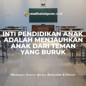 Inti Pendidikan Anak Adalah Menjauhkan Dari Teman Buruk Sebagai orang tua, kita tentu sangat bertanggung jawab atas pendidikan anak kita. Kita mengajarkan kepada anak kita berupa kebaikan, adab, dan agama, terutama apabila anak kita berada dirumah. Namun, terkadang kita dibuat kaget oleh kelakuan anak kita sendiri, anak kita tiba-tiba berubah setelah bermain dengan teman-temannya lalu terpengaruh oleh teman-temannya, di antara contohnya adalah: Anak kita tiba-tiba mengucapkan kata-kata kasar dan tidak sopan ketika mereka pulang, padahal kita tidak pernah mengajarkan Anak kita tiba-tiba menyanyikan lagu-lagu yang tidak pantas dan lupa menghafal Al-Quran. Setelah dipanggil oleh guru BP di salah satu sekolah, orang tuanya merasa kaget dan sedikit tidak terima karena mereka percaya bahwa anaknya membuat masalah besar di sekolah. Sebagai Orang tua merasa kaget dan tidak terima karena mereka percaya bahwa anaknya sopan dan baik di rumah dan tidak macam-macam. Semua ini disebabkan oleh teman buruk anak kita. Seorang ulama mengatakan bahwa menjauhkan anak-anak dari teman yang tidak baik adalah bagian penting dari mendidik mereka. Abu Hamid Al-Ghazali berkata, ِوَأَصْلُ تَأْدِيْبِ الصِّبْيَانِ الْحِفْظُ مِنْ قرنَاءِ السُّوْء “Inti pendidikan anak adalah menjauhkan anak dari teman teman yang buruk.” [Ihya’ Ulumuddin 1/95] Sebagai orang tua, kita harus tahu dengan siapa anak kita berteman. Kita harus menasehati dan berusaha sebisa mungkin untuk mencegah anak kita berteman dengan teman yang buruk. Jika perlu, kita juga harus mengarahkan anak kita untuk menemukan teman yang baik dan merasa nyaman berteman dengannya. Seseorang sangat dipengaruhi oleh kebiasaan teman-temannya, terutama anak-anak yang senang ikut-ikutan dengan temannya. Nabi shallallahu ‘alaihi wa sallam bersabda, ﺍﻟْﻤَﺮْﺀُ ﻋَﻠَﻰ ﺩِﻳﻦِ ﺧَﻠِﻴﻠِﻪِ ﻓَﻠْﻴَﻨْﻈُﺮْ ﺃَﺣَﺪُﻛُﻢْ ﻣَﻦْ ﻳُﺨَﺎﻟِﻞُ “Seseorang akan sesuai dengan kebiasaan/sifat sahabatnya. Oleh karena jtu, perhatikanlah siapa yang akan menjadi sahabat kalian ”. [HR. Abu Dawud] Permisalan teman yang baik dan buruk sebagaimana permisalan penjual minyak wangi dan pandai besi, Rasulullah shallallahu ‘alaihi wa sallam bersabda: مَثَلُ الْجَلِيسِ الصَّالِحِ وَالْجَلِيسِ السَّوْءِ كَمَثَلِ صَاحِبِ الْمِسْكِ ، وَكِيرِ الْحَدَّادِ ، لاَ يَعْدَمُكَ مِنْ صَاحِبِ الْمِسْكِ إِمَّا تَشْتَرِيهِ ، أَوْ تَجِدُ رِيحَهُ ، وَكِيرُ الْحَدَّادِ يُحْرِقُ بَدَنَكَ أَوْ ثَوْبَكَ أَوْ تَجِدُ مِنْهُ رِيحًا خَبِيثَةً “Seseorang yang duduk (berteman) dengan orang sholih dan orang yang jelek adalah bagaikan berteman dengan pemilik minyak misk dan pandai besi. Jika engkau tidak dihadiahkan minyak misk olehnya, engkau bisa membeli darinya atau minimal dapat baunya. Adapun berteman dengan pandai besi, jika engkau tidak mendapati badan atau pakaianmu hangus terbakar, minimal engkau dapat baunya yang tidak enak.” (HR. Bukhari no. 2101) Mengajarkan ilmu agama dari usia dini adalah kunci pendidikan anak, dan tanggung jawab orang tua adalah yang paling penting. Anak itu rusak karena kelalaian orang tuanyakarena anak itu polos jiwanya. Ibnu Qayyim Al-Jauziyyah menjelaskan, ﺍﻛﺜﺮ ﺍﻷﻭﻻﺩ ﺇﻧﻤﺎ ﺟﺎﺀ ﻓﺴﺎﺩﻫﻢ ﻣﻦ ﻗﺒﻞ ﺍﻵﺑﺎﺀ, ﻭﺇﻫﻤﺎﻟﻬﻢ, ﻭ ﺗﺮﻙ ﺗﻌﻠﻴﻤﻬﻢ ﻓﺮﺍﺋﺾ ﺍﻟﺪﻳﻦ ﻭﺳﻨﻨﻪ, ﻓﻀﺎﻋﻮﻫﻢ ﺻﻐﺎﺭﺍ “Kebanyakan kerusakan anak disebabkan karena orangtua mereka, mereka menelantarkannya dan tidak mengajarkan anak ilmu dasar-dasar wajib agama dan sunnah-sunnahnya. Mereka menyia-nyiakan anak-anak di masa kecil mereka.” [Tuhfatul Maulud hal. 387] Referensi Artikel: Dari Situs Muslim.or.id