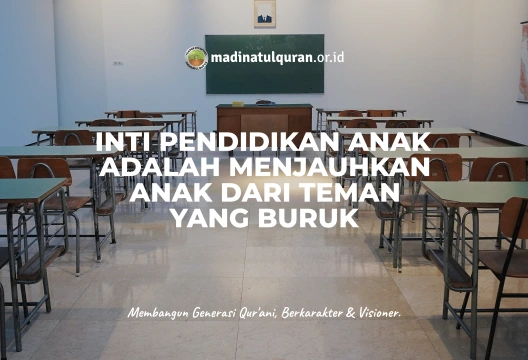 Inti Pendidikan Anak Adalah Menjauhkan Dari Teman Buruk Sebagai orang tua, kita tentu sangat bertanggung jawab atas pendidikan anak kita. Kita mengajarkan kepada anak kita berupa kebaikan, adab, dan agama, terutama apabila anak kita berada dirumah. Namun, terkadang kita dibuat kaget oleh kelakuan anak kita sendiri, anak kita tiba-tiba berubah setelah bermain dengan teman-temannya lalu terpengaruh oleh teman-temannya, di antara contohnya adalah: Anak kita tiba-tiba mengucapkan kata-kata kasar dan tidak sopan ketika mereka pulang, padahal kita tidak pernah mengajarkan Anak kita tiba-tiba menyanyikan lagu-lagu yang tidak pantas dan lupa menghafal Al-Quran. Setelah dipanggil oleh guru BP di salah satu sekolah, orang tuanya merasa kaget dan sedikit tidak terima karena mereka percaya bahwa anaknya membuat masalah besar di sekolah. Sebagai Orang tua merasa kaget dan tidak terima karena mereka percaya bahwa anaknya sopan dan baik di rumah dan tidak macam-macam. Semua ini disebabkan oleh teman buruk anak kita. Seorang ulama mengatakan bahwa menjauhkan anak-anak dari teman yang tidak baik adalah bagian penting dari mendidik mereka. Abu Hamid Al-Ghazali berkata, ِوَأَصْلُ تَأْدِيْبِ الصِّبْيَانِ الْحِفْظُ مِنْ قرنَاءِ السُّوْء “Inti pendidikan anak adalah menjauhkan anak dari teman teman yang buruk.” [Ihya’ Ulumuddin 1/95] Sebagai orang tua, kita harus tahu dengan siapa anak kita berteman. Kita harus menasehati dan berusaha sebisa mungkin untuk mencegah anak kita berteman dengan teman yang buruk. Jika perlu, kita juga harus mengarahkan anak kita untuk menemukan teman yang baik dan merasa nyaman berteman dengannya. Seseorang sangat dipengaruhi oleh kebiasaan teman-temannya, terutama anak-anak yang senang ikut-ikutan dengan temannya. Nabi shallallahu ‘alaihi wa sallam bersabda, ﺍﻟْﻤَﺮْﺀُ ﻋَﻠَﻰ ﺩِﻳﻦِ ﺧَﻠِﻴﻠِﻪِ ﻓَﻠْﻴَﻨْﻈُﺮْ ﺃَﺣَﺪُﻛُﻢْ ﻣَﻦْ ﻳُﺨَﺎﻟِﻞُ “Seseorang akan sesuai dengan kebiasaan/sifat sahabatnya. Oleh karena jtu, perhatikanlah siapa yang akan menjadi sahabat kalian ”. [HR. Abu Dawud] Permisalan teman yang baik dan buruk sebagaimana permisalan penjual minyak wangi dan pandai besi, Rasulullah shallallahu ‘alaihi wa sallam bersabda: مَثَلُ الْجَلِيسِ الصَّالِحِ وَالْجَلِيسِ السَّوْءِ كَمَثَلِ صَاحِبِ الْمِسْكِ ، وَكِيرِ الْحَدَّادِ ، لاَ يَعْدَمُكَ مِنْ صَاحِبِ الْمِسْكِ إِمَّا تَشْتَرِيهِ ، أَوْ تَجِدُ رِيحَهُ ، وَكِيرُ الْحَدَّادِ يُحْرِقُ بَدَنَكَ أَوْ ثَوْبَكَ أَوْ تَجِدُ مِنْهُ رِيحًا خَبِيثَةً “Seseorang yang duduk (berteman) dengan orang sholih dan orang yang jelek adalah bagaikan berteman dengan pemilik minyak misk dan pandai besi. Jika engkau tidak dihadiahkan minyak misk olehnya, engkau bisa membeli darinya atau minimal dapat baunya. Adapun berteman dengan pandai besi, jika engkau tidak mendapati badan atau pakaianmu hangus terbakar, minimal engkau dapat baunya yang tidak enak.” (HR. Bukhari no. 2101) Mengajarkan ilmu agama dari usia dini adalah kunci pendidikan anak, dan tanggung jawab orang tua adalah yang paling penting. Anak itu rusak karena kelalaian orang tuanyakarena anak itu polos jiwanya. Ibnu Qayyim Al-Jauziyyah menjelaskan, ﺍﻛﺜﺮ ﺍﻷﻭﻻﺩ ﺇﻧﻤﺎ ﺟﺎﺀ ﻓﺴﺎﺩﻫﻢ ﻣﻦ ﻗﺒﻞ ﺍﻵﺑﺎﺀ, ﻭﺇﻫﻤﺎﻟﻬﻢ, ﻭ ﺗﺮﻙ ﺗﻌﻠﻴﻤﻬﻢ ﻓﺮﺍﺋﺾ ﺍﻟﺪﻳﻦ ﻭﺳﻨﻨﻪ, ﻓﻀﺎﻋﻮﻫﻢ ﺻﻐﺎﺭﺍ “Kebanyakan kerusakan anak disebabkan karena orangtua mereka, mereka menelantarkannya dan tidak mengajarkan anak ilmu dasar-dasar wajib agama dan sunnah-sunnahnya. Mereka menyia-nyiakan anak-anak di masa kecil mereka.” [Tuhfatul Maulud hal. 387] Referensi Artikel: Dari Situs Muslim.or.id