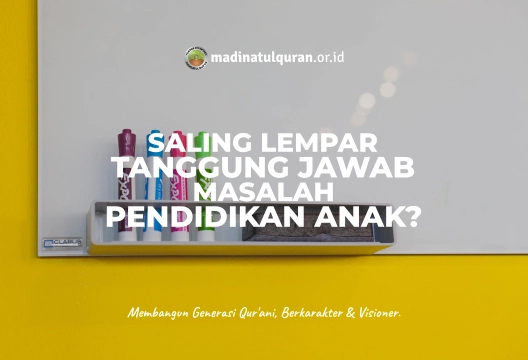 Saling Lempar Tanggung Jawab Masalah Pendidikan Anak? Terkadang kita dapati suami dan istri keduanya memiliki kesibukan sendiri. Dan mereka tidak memiliki waktu untuk mendidik anak mereka dengan baik. Lalu, mereka saling lempar tanggung jawab pendidikan anak kepada pasangannya. Sehingga terjadilah konflik. Perlu dipahami bahwa ayah atau para suami adalah penanggung jawab utama dalam keluarga, termasuk dalam pendidikan anak. Allah Ta’ala berfirman, يَا أَيُّهَا الَّذِينَ آمَنُوا قُوا أَنْفُسَكُمْ وَأَهْلِيكُمْ نَارًا وَقُودُهَا النَّاسُ وَالْحِجَارَةُ “Wahai orang-orang yang beriman, jagalah dirimu dan keluargamu dari api neraka yang bahan bakarnya adalah manusia dan bebatuan.” (QS. At-Tahrim: 6) Dalam Tafsir Ath-Thabari, disebutkan riwayat dari Ali bin Abi Thalib radhiyallahu ‘anhu ketika beliau menafsirkan ayat ini, beliau berkata, علِّموهم، وأدّبوهم “Ajari keluarga kalian ilmu dan ajari keluarga kalian adab!” Perhatikanlah, khithab (arah pembicaraan) ayat ini adalah untuk para ayah atau suami. Rasulullah shallallahu ’alahi wasallam juga bersabda, كُلُّكُمْ رَاعٍ، وَكُلُّكُمْ مَسْئُولٌ عَنْ رَعِيَّتِهِ، الإِمَامُ رَاعٍ وَمَسْئُولٌ عَنْ رَعِيَّتِهِ، وَالرَّجُلُ رَاعٍ فِي أَهْلِهِ وَهُوَ مَسْئُولٌ عَنْ رَعِيَّتِهِ، وَالمَرْأَةُ رَاعِيَةٌ فِي بَيْتِ زَوْجِهَا وَمَسْئُولَةٌ عَنْ رَعِيَّتِهَا “Setiap kalian adalah pemimpin dan setiap kalian akan ditanya tentang yang dipimpinnya. Seorang imam adalah pemimpin dan akan ditanya tentang rakyatnya. Seorang lelaki adalah pemimpin di keluarganya dan akan ditanya tentang kepemimpinannya. Seorang wanita adalah pemimpin di rumah suaminya dan akan ditanya tentang kepemimpinannya.” (HR. Bukhari no. 893 dan Muslim no. 1829) Hadis ini jelas menerangkan bahwa suami akan ditanya perihal keluarganya. Apakah diajari agama? Apakah telah dilarang dari kesyirikan? Apakah telah diperintahkan untuk salat? Apakah diperintahkan untuk menutup aurat? Dan semisalnya. Sehingga suami wajib memberikan pengajaran dan bimbingan kepada keluarganya. Dalam kitab Riyadhus Shalihin, An-Nawawi rahimahullah membuat judul bab sebagai berikut, باب وجوب أمره أهله وأولاده المميزين وسائر من في رعيته بطاعة الله تعالى ونهيهم عن المخالفة وتأديبهم ومنعهم من ارتكاب مَنْهِيٍّ عَنْهُ “Bab wajib (bagi seorang suami) untuk memerintahkan istrinya dan anak-anaknya yang sudah mumayyiz serta semua orang yang ada dalam tanggung jawabnya untuk mengerjakan ketaatan kepada Allah Ta’ala dan melarang mereka dari semua penyimpangan serta wajib mengatur mereka serta mencegah mereka terhadap hal-hal yang dilarang agama.” Ibnu ‘Abdil Barr rahimahullah juga mengatakan, فواجب على كل مسلم أن يعلم أهله ما بهم الحاجة إليه من أمر دينهم ويأمرهم به، وواجب عليه أن ينهاهم عن كل ما لا يحل لهم ويوقفهم عليه ويمنعهم منه ويعلمهم ذلك كله “Wajib bagi setiap muslim untuk mengajarkan keluarganya perkara-perkara agama yang mereka butuhkan dan wajib memerintahkan mereka untuk melaksanakannya. Wajib juga untuk melarang mereka dari segala sesuatu yang tidak halal bagi mereka dan menjauhkan serta mencegah mereka dari semua itu. Dan wajib mengajarkan mereka semua hal ini (perintah dan larangan).” (Al-Istidzkar, hal. 510) Terlebih lagi, para suami diancam tidak masuk surga ketika membiarkan keluarganya bermaksiat. Dan ancaman ini ditujukan khusus kepada para suami. Rasulullah shallallahu ‘alaihi wasallam bersabda, ثلاثةٌ لا يَدخلُونَ الجنةَ: العاقُّ لِوالِدَيْهِ ، و الدَّيُّوثُ ، ورَجِلَةُ النِّساءِ “Tidak masuk surga orang yang durhaka terhadap orang tuanya, ad-dayyuts, dan wanita yang menyerupai laki-laki.” (HR. Al-Baihaqi dalam Al-Kubra 10: 226, Ibnu Khuzaimah dalam At-Tauhid 2: 861, disahihkan oleh Al-Albani dalam Shahih Al-Jami’ no. 3063) Siapa itu dayyuts? Dijelaskan oleh Rasulullah shallallahu ‘alaihi wasallam dalam hadis lain, ثَلَاثَةٌ قَدْ حَرَّمَ اللَّهُ عَلَيْهِمْ الْجَنَّةَ مُدْمِنُ الْخَمْرِ وَالْعَاقُّ وَالدَّيُّوثُ الَّذِي يُقِرُّ فِي أَهْلِهِ الْخَبَثَ “Ada tiga orang yang Allah haramkan mereka masuk surga. Pecandu khamr, anak yang durhaka pada orang tua dan ad-dayyuts, yaitu orang yang setuju pada khabats (maksiat) yang dilakukan oleh anak-istrinya.” (HR. Ahmad no. 5372, disahihkan Al-Albani dalam Shahih Al-Jami‘ no. 3052) Kemudian kita lihat juga penjelasan para ulama. Al-Munawi rahimahullah mengatakan, “Ad-dayyuts adalah sebuah kerendahan. Sehingga ketika ia melihat anak-istrinya melakukan kemungkaran, ia tidak cemburu.” (Faidhul Qadir, 3: 327) Ibnu Hajar Al-Haitami rahimahullah mengatakan, “Para ulama mengatakan, ‘Ad-dayyuts adalah lelaki yang tidak punya rasa cemburu terhadap anak-istrinya.’” (Az-Zawajir, 2: 347) Dari semua penjelasan di atas, jelaslah bahwa para suami punya tanggung jawab besar untuk mendidik keluarganya dan membimbing mereka, bahkan untuk mengingkari kemungkaran yang ada pada mereka. Dan para suami ancam dengan ancaman yang keras jika lalai pada hal ini. Ibu Juga Punya Tanggung Jawab Para ibu memiliki peran krusial dalam pendidikan anak. Bahkan, para ibu disebut sebagai pemimpin untuk urusan rumah dan anak-anak. Dalam hadis dari Abdullah bin Umar radhiyallahu ‘anhu, di dalamnya Nabi shallallahu ’alaihi wasallam bersabda, وَالْمَرْأَةُ رَاعِيَةٌ عَلَى أَهْلِ بَيْتِ زَوْجِهَا وَوَلَدِهِ وَهِىَ مَسْئُولَةٌ عَنْهُمْ “ … seorang istri adalah pemimpin terhadap urusan rumah suaminya dan urusan anaknya, ia akan ditanya (di akhirat) tentang semua itu…” (HR. Bukhari no. 7138) Dalam syair yang terkenal disebutkan: الام مدرسة اذا أعددتها * اعددت شعبا طيب الاعراق الام روض ان تعهده الحيا * بالري أورق أيما ايراق الام أستاذ الاساتذة الاولى * شغلت مأثرهم مدى الافاق “Ibu bagaikan sekolah, jika engkau siapkan mereka dengan baik, maka engkau telah menyiapkan bibit dari masyarakat yang harum (baik). Ibu adalah taman jika engkau merawatnya. Ia akan tumbuh segar dengan dipenuhi dedaunan rindang. Ibu adalah guru pertama dari para guru. Peran mereka dirasakan sampai ke ujung ufuk.” Maka, istri atau ibu juga punya tanggung jawab dalam pendidikan anak, sebagai pendidik. Karena tentunya suami lebih sering berada di luar rumah untuk mencari nafkah, berdakwah, dan berjihad. Otomatis ibu atau istri-lah yang lebih intens membersamai dan memberikan pengajaran kepada anak-anak. Sehingga, suami adalah pemimpin dan penanggung jawab pendidikan anak, sedangkan istri sebagai pengajar utama. Keduanya punya tanggungan dalam pendidikan anak. Terlebih dalam dalil-dalil disebutkan secara umum kepada para orang tua tanpa membedakan ayah atau ibu. Misalnya dalam sebuah hadis, dari kakeknya ‘Amr bin Syu’aib, bahwa Nabi shallallahu ’alaihi wasallam bersabda, مُروا أولادَكم بالصلاةِ وهم أبناءُ سبعِ سنينَ واضربوهُم عليها وهمْ أبناءُ عشرٍ وفرِّقوا بينهُم في المضاجعِ “Perintahkan anak-anak kalian untuk salat ketika mereka berusia 7 tahun. Dan pukullah mereka (jika tidak mau salat) ketika mereka berusia 10 tahun. Dan pisahkanlah mereka dalam masalah tempat tidur.” (HR. Abu Daud no. 495, disahihkan Al-Albani dalam Shahih Abu Daud) Khithab (arah pembicaraan) dari hadis ini umum kepada para ayah atau para ibu. Kesimpulannya, suami dan istri harus memahami bahwa keduanya punya tanggung jawab terhadap pendidikan anak. Maka, tidak boleh saling lempar tanggung jawab. Suami adalah pemimpin dan penanggung jawab pendidikan anak, sedangkan istri sebagai pengajar utama. Keduanya punya tanggungan dalam pendidikan anak. Wallahu Ta’ala a’lam. ________________________________________________________________________________________________________ Penulis: Ustadz Yulian Purnama Sumber: https://muslim.or.id/83181-lempar-tanggung-jawab-pendidikan-anak.html