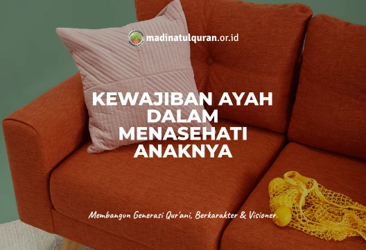 Penjelasan Syaikh Muhammad bin Shalih Al-‘Utsaimin rahimahullah Pertanyaan: Sebagian ayah yang istiqamah (dalam menjalankan syariat, pent.) … anak-anaknya yang tidak berpegang dengan hukum-hukum Islam secara sempurna. Misalnya, sang ayah melihat bahwa sang anak menjaga shalat wajib dan pokok-pokok Islam yang lain, akan tetapi anak mereka tersebut terjerumus dalam sebagian maksiat. Seperti menonton film, memakan riba, tidak menghadiri shalat berjamaah -terkadang-, memangkas jenggot, dan kemungkaran yang lain. Lalu, bagaimanakah sikap seorang ayah yang istiqamah tersebut dalam menghadapi anak-anak mereka tersebut? Apakah mereka harus bersikap keras ataukah bersikap lembek kepada anak-anak mereka? Jawaban: Yang menjadi pendapatku adalah hendaknya sang ayah mendakwahi (menasihati) anaknya sedikit demi sedikit. Jika sang anak terjerumus ke dalam banyak maksiat, maka dia lihat manakah maksiat yang paling parah. Dari situ, dia mulai menasihati, terus-menerus berbicara (berdialog) dengan sang anak dalam maksiat (yang paling parah) tersebut. Sampai Allah Ta’ala memudahkan usahanya dan sang anak pun akhirnya bisa meninggalkan maksiat tersebut. Namun jika sang anak tidak mau menerima nasihat sang ayah, maka perlu diketahui bahwa maksiat itu bervariasi. Sebagian maksiat tidak dapat ditolerir, tidak mungkin Engkau menyetujui anakmu masih berbuat maksiat tersebut, sementara dia masih bersamamu. Dan sebagian maksiat yang lain, levelnya di bawah itu. Kaidahnya, jika seseorang menghadapi dua mafsadah (dalam hal ini maksiat yang dilakukan sang anak), dan dua-duanya terjadi, atau terjadi salah satunya, maka dia boleh mengambil salah satu mafsadah yang lebih ringan. Inilah keadilan dan hal itu pun dibenarkan. Akan tetapi, juga terdapat musykilah (kejanggalan) yang lain, sebagai kebalikan dari pertanyaan tersebut. Yaitu, sebagian pemuda tidak melakukan penyimpangan yang dilakukan oleh sang ayah. Maksudnya, pemuda tersebut (sang anak) adalah istiqamah di atas syariat, sedangkan ayahnya adalah kebalikannya. Dia pun menjumpai ayahnya bertentangan dengannya dalam banyak permasalahan. Nasihatku kepada sang ayah adalah hendaknya mereka bertakwa kepada Allah Ta’ala, berkaitan dengan diri mereka sendiri dan anak-anak mereka. Hendaklah mereka berpandangan bahwa keshalihan dan keistiqamahan anak-anak mereka sebagai nikmat Allah Ta’ala yang harus disyukuri. Hal ini karena keshalihan anak-anak mereka tersebut akan bermanfaat untuk mereka, baik ketika masih hidup maupun ketika sang ayah tersebut meninggal dunia. Sebagaimana sabda Nabi shallallahu ‘alaihi wa sallam, إِذَا مَاتَ الْإِنْسَانُ انْقَطَعَ عَنْهُ عَمَلُهُ إِلَّا مِنْ ثَلَاثَةٍ: إِلَّا مِنْ صَدَقَةٍ جَارِيَةٍ، أَوْ عِلْمٍ يُنْتَفَعُ بِهِ، أَوْ وَلَدٍ صَالِحٍ يَدْعُو لَهُ “Jika seseorang meninggal, terputuslah amalnya kecuali tiga perkara: (1) sedekah jariyah; (2) ilmu yang bermanfaat; (3) atau anak shalih yang senantiasa mendoakannya.” (HR. Muslim no. 1631) Kemudian aku juga menujukan nasihatku kepada anak-anak, baik laki-laki dan perempuan, bahwa ayah dan ibu mereka, jika memerintahkan berbuat maksiat, maka tidak boleh ditaati. (Perintah mereka) tidak wajib ditaati. Melawan (menyelisihi) perintah mereka -meskipun mereka menjadi marah- bukanlah termasuk dalam perbuatan durhaka kepada kedua orang tua. Bahkan, hal itu termasuk dalam berbuat baik kepada kedua orang tua, karena dosa dan kedzaliman orang tua tidak menjadi bertambah ketika kalian mematuhi perintah maksiat yang berasal dari orang tua. Oleh karena itu, jika kalian menolak berbuat maksiat yang diperintahkan kepada kalian, maka kalian pada hakikatnya telah berbuat baik kepada mereka. Hal ini karena kalian telah mencegah bertambahnya dosa atas mereka, maka janganlah taat dalam berbuat maksiat sama sekali. Adapun dalam perkara ketaatan yang apabila ditinggalkan bukanlah maksiat (yaitu, perkara sunnah, pent.), maka hendaknya seseorang melihat manakah yang lebih baik. Jika dia melihat bahwa yang lebih baik adalah menyelisihi (perintah orang tua), maka hendaknya dia menyelisihinya. Akan tetapi, dia bisa bersikap basa-basi. Yaitu apabila perintah orang tua itu masih memungkinkan untuk diingkari (tidak ditaati), namun dengan sembunyi-sembunyi, maka hendaknya tidak taat dan menyembunyikannya dari mereka berdua. Namun jika tidak mungkin disembunyikan dari mereka, maka hendaklah ditampakkan, dan hendaknya membuat mereka tenang (lega) dengan menjelaskan kepada orang tua bahwa perbuatan tersebut tidak menimbulkan mudharat (bahaya) bagi mereka (kedua orang tua) dan juga bagi dirinya sendiri, atau kalimat-kalimat sejenis yang bisa menenangkan hati kedua orang tua. Dikutip dari: https://muslim.or.id/56717-kewajiban-seorang-ayah-dalam-menasihati-sang-anak.html