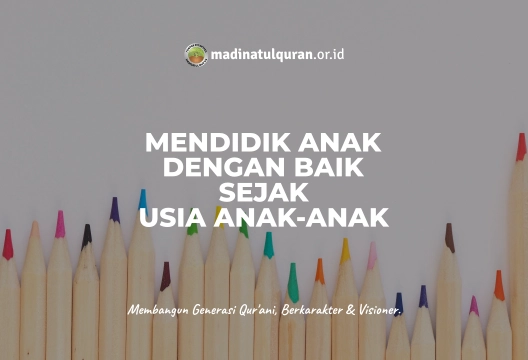 Sejak dini anak-anak sudah seharusnya dididik dengan baik oleh orang tuanya. Di rumah, anak-anak sudah diajarkan oleh orang tuanya berupa pendidikan akidah, akhlak, dan berbagai kewajiban ibadah yang harus dikerjakan oleh anak. Pendidikan itu sebetulnya bukan hanya dituntut di sekolah saja, Tetapi mendidik anak sudah seharusnya di mulai dari lingkungan keluarga. Mari kita lihat contoh para salaf dan tuntunan Islam dalam hal mendidik anak. Dalam Al Mawsu’ah Al Fiqhiyyah (13:11) disebutkan, “Bapak dan ibu serta seorang wali dari anak hendaknya sudah mengajarkan sejak dini hal-hal yang diperlukan anak ketika ia baligh nanti. Hendaklah anak sudah diajarkan akidah yang benar mengenai keimanan kepada Allah, malaikat, Al Qur’an, Rasul dan hari akhir. Begitu pula hendaknya anak diajarkan ibadah yang benar. Anak semestinya diarahkan untuk mengerti shalat, puasa, thoharoh (bersuci) dan semacamnya.” Perintah yang disebutkan di atas adalah pengamalan dari sabda Rasul Shallallahu ‘alaihi wa sallam berikut ini. Dari Amr bin Syu’aib, dari bapaknya dari kakeknya radhiyallahu ‘anhu, beliau meriwayatkan bahwa Rasulullah Shallallahu ‘alaihi wa sallam bersabda, مُرُوا أَوْلاَدَكُمْ بِالصَّلاَةِ وَهُمْ أَبْنَاءُ سَبْعِ سِنِينَ وَاضْرِبُوهُمْ عَلَيْهَا وَهُمْ أَبْنَاءُ عَشْرِ سِنِينَ وَفَرِّقُوا بَيْنَهُمْ فِى الْمَضَاجِعِ “Perintahkan anak-anak kalian untuk mengerjakan shalat ketika mereka berumur 7 tahun. Pukul mereka jika tidak mengerjakannya ketika mereka berumur 10 tahun. Pisahkanlah tempat-tempat tidur mereka“. (HR. Abu Daud no. 495. Al Hafizh Abu Thohir mengatakan bahwa hadits ini shahih). Kembali dilanjutkan di dalam Al Mawsu’ah Al Fiqhiyyah, “Hendaklah anak juga diperkenalkan haramnya zina dan liwath, juga diterangkan mengenai haramnya mencuri, meminum khomr (miras), haramnya dusta, ghibah dan maksiat semacam itu. Sebagaimana pula diajarkan bahwa jika sudah baligh (dewasa), maka sang anak akan dibebankan berbagai kewajiban. Dan diajarkan pula pada anak kapan ia disebut baligh.” (idem) Perintah untuk mendidik anak ini berdasarkan Al-Quran surat At Tahrim ayat 6, Allah Ta'ala berfirman : يَا أَيُّهَا الَّذِينَ آَمَنُوا قُوا أَنْفُسَكُمْ وَأَهْلِيكُمْ نَارًا “Hai orang-orang yang beriman, peliharalah dirimu dan keluargamu dari api neraka.” (QS. At Tahrim: 6). Disebutkan di dalam Tafsir Ibnu Katsir (7:321), ‘Ali mengatakan bahwa yang dimaksud ayat ini adalah, “Beritahukanlah adab dan ajarilah keluargamu.” Di atas telah disebutkan tentang perintah untuk mengajak anak mengerjakan ibadah shalat. Di masa para sahabat dahulu, mereka juga mendidik anak mereka untuk mengerjakan ibadah puasa. Mereka juga sengaja memberikan mainan kepadapada anak-anak agar tersibukkan bermain ketika mereka merasa lapar. Tak tahunya, mereka terus tersibukkan dengan bermain hingga waktu berbuka (waktu Maghrib) telah tiba. Begitu juga dalam rangka mendidik anak, para sahabat dahulu mendahulukan anak-anak untuk dijadikan imam ketika anak-anak telah memiliki banyak hafalan Al Qur’an. Begitu pula Rasul Shallallahu ‘alaihi wa sallam juga pernah mendidik ‘Umar bin Abi Salamah berupa adab makan yang benar. Beliau Shallallahu ‘alaihi wa sallam berkata pada ‘Umar, يَا غُلاَمُ سَمِّ اللَّهَ ، وَكُلْ بِيَمِينِكَ وَكُلْ مِمَّا يَلِيكَ “Wahai anak kecil, sebutlah nama Allah (bacalah bismillah) ketika makan. Makanlah dengan tangan kananmu. Makanlah yang ada di dekatmu.” (HR. Bukhari no. 5376 dan Muslim no. 2022). Praktek dari Ibnu ‘Abbas, ia sampai-sampai mengikat kaki muridnya yang masih belia yaitu ‘Ikrimah supaya muridnya tersebut bisa dengan mudah menghafal Al Qur’an dan hadits. Lihat bahasan ini di Fiqh Tarbiyatil Abna’ karya Syaikh Musthofa Al ‘Adawi, hal. 86-87. Semoga Allah mengaruniakan kepada kita berupa anak-anak yang dapat menjadi penyejuk mata bagi kita. Referensi: https://muslim.or.id/19265-mendidik-anak.html