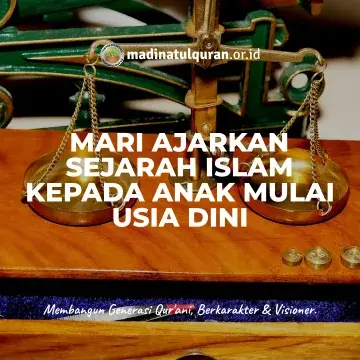 Diantara hak anak yang wajib ditunaikan oleh para orang tua adalah wajibnya menyamakan pemberian kepada anak. Tidak boleh melebihkan satu anak dibanding yang lain dalam hal pemberian atau hibah atau hadiah. Wajib Sama Dalam Pemberian Dan Hibah Syaikh Muhammad bin Shalih Al Utsaimin menyatakan, “Diantara hak anak adalah orang tua tidak melebihkan seorang anaknya dalam hal athaya’ (pemberian) dan hibah. Tidak boleh memberikan salah seorang anak saja, sedangkan yang lain tidak diberi. Karena ini merupakan kecurangan dan kezhaliman, dan Allah tidak mencintai orang yang zhalim. Selain itu ini juga hal ini menimbulkan kekecewaan dari anak yang tidak diberi dan menimbulkan permusuhan diantara mereka. Bahkan terkadang menimbulkan permusuhan antara ia dan orang tuanya”. Beliau melanjutkan, “Sebagian anak, ia lebih istimewa dibanding yang lain dalam berbakti dan lebih sayang kepada orang tua. Lalu orang tua pun mengkhususkan ia dalam hal hibah dan pemberian karena sebab keistimewaannya itu. Namun ini bukanlah alasan yang baik untuk mengkhususkan pemberian kepadanya. Keistimewaan ia dalam berbakti tidak perlu di balas berupa materi, karena Allah lah yang akan membalasnya. Karena mengistimewakan anak tersebut dalam pemberian, akan membuat anak tersebut ujub atas amal baktinya kepada orang tua, dan ia akan memandang bahwa dirinya lebih baik dari saudaranya yang lain, dan membuat anak yang lain akan terus berada dalam kedurhakaannya. Karena kita tidak tahu apa yang terjadi kelak. Terkadang anak yang berbakti berubah menjadi durhaka, atau yang durhaka berubah menjadi berbakti. Karena hati itu di tangan Allah, Allah membolak-balik hati sesuai kehendak-Nya. Dalam Shahihain, Shahih Al Bukhari dan Muslim, dari An Nu’man bin Basyir, bahwa ayahnya, Basyir bin Sa’ad menghadiahkan budak laki-laki untuknya. Kemudian An Nu’man mengabarkan hal ini kepada Nabi Shallallahu’alaihi Wasallam, kemudian beliau bersabda: أكل ولدك نحلته مثل هذا ؟ قال : لا . قال فأرجعه “Apakah setiap anakmu mendapatkan hal yang semisal?”. Basyir menjawab: “tidak”. Nabi mengatakan, “kalau begitu kembalikanlah” (HR. Al Bukhari 2587, Muslim 1623/9). Dalam riwayat lain Nabi bersabda (kepada Basyir) : اتقوا واعدلوا بين أولادكم “Bertaqwalah kepada Allah dan berlaku adillah kepada anak-anak kalian” (HR. Al Bukhari 2587, Muslim 1623/13) Dalam lafazh yang lain: أشهد على هذا غيري ، فإني لا أشهد على جور “Carilah saksi yang lain, karena aku tidak mau menjadi saksi atas kecurangan” (HR. Al Bukhari 2650, Muslim 1623/14) Nabi Shallallahu’alaihi Wasallam menamai perbuatan melebihkan salah seorang anak dibanding yang lain sebagai perbuatan curang dan curang itu zhalim serta haram hukumnya” (Huquq Da’at Ilaihal Fithrah, bab ke-4, bisa dilihat di sini). Syaikh Abdullah Al Faqih memaparkan, “Tidak ada khilaf di antara ulama bahwa orang tua dituntut untuk taswiyah (menyamakan) pemberian kepada anak-anaknya. Dan tidak disyariatkan melebihkan salah seorang diantara mereka. Namun memang diantara ulama ada yang berpendapat taswiyah tersebut tidak wajib, dan sebagian ulama yang lain mengatakan wajib dan inilah yang rajih (lebih kuat)” (Fatwa IslamWeb no. 27543). Setelah membawakan hadits-hadits yang menjadi dalil taswiyah dalam pemberian kepada anak, beliau juga melanjutkan, “sebagian ulama berdalil dengan hadits ini bahwa wajib menyamakan pemberian kepada anak-anak. dan menunjukkan bahwa wajib mengurungkan pemberian jika terjadi ketidak-adilan tersebut. Yang berpendapat demikian diantaranya Ishaq, Ats Tsauri, dan ditegaskan oleh Imam Al Bukhari dan juga salah satu pendapat dari Imam Ahmad. Adapun jumhur, mereka berpendapat bahwa taswiyah dalam pemberian kepada anak hukumnya sunnah. Mereka memaknai perintah-perintah dalam hadits sebagai perintah anjuran. Demikian juga mereka memaknai larangan dalam lafadz hadits Muslim, (sabda Nabi kepada Basyir)” أيسرك أن يكونوا لك في البر سواء قال: بلى.؟ قال: فلا إذن “Apakah engkau senang jika engkau diberi kebaikan yang sama sebagaimana orang lain? Basyir menjawab: ‘tentu’. Nabi bersabda: ‘kalau demikian, maka jangan begitu’” jumhur memaknai larangan di sini sebagai tanzih (larangan anjuran)” (Fatwa IslamWeb no. 5348). Boleh Tidak Sama Dalam Hal Kebutuhan Syaikh Muhammad bin Shalih Al Utsaimin menyatakan, “Namun jika salah seorang anak diberikan sesatu yang memang ia butuhkan sedangkan yang lain tidak membutuhkannya, semisal salah seorang anak membutuhkan alat tulis, atau obat tertentu, atau butuh menikah, maka tidak mengapa mengkhususkan salah seorang diantara mereka sesuai dengan kebutuhannya. Karena pengkhususan ini disebabkan kebutuhan, sehingga ia dianggap sebagai nafkah” (Huquq Da’at Ilaihal Fithrah, bab ke-4). Dikutip Dari: https://muslim.or.id/20193-wajib-persamaan-dalam-pemberian-kepada-anak.html