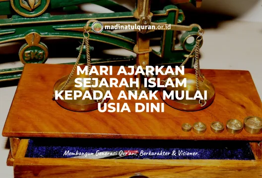 Diantara hak anak yang wajib ditunaikan oleh para orang tua adalah wajibnya menyamakan pemberian kepada anak. Tidak boleh melebihkan satu anak dibanding yang lain dalam hal pemberian atau hibah atau hadiah. Wajib Sama Dalam Pemberian Dan Hibah Syaikh Muhammad bin Shalih Al Utsaimin menyatakan, “Diantara hak anak adalah orang tua tidak melebihkan seorang anaknya dalam hal athaya’ (pemberian) dan hibah. Tidak boleh memberikan salah seorang anak saja, sedangkan yang lain tidak diberi. Karena ini merupakan kecurangan dan kezhaliman, dan Allah tidak mencintai orang yang zhalim. Selain itu ini juga hal ini menimbulkan kekecewaan dari anak yang tidak diberi dan menimbulkan permusuhan diantara mereka. Bahkan terkadang menimbulkan permusuhan antara ia dan orang tuanya”. Beliau melanjutkan, “Sebagian anak, ia lebih istimewa dibanding yang lain dalam berbakti dan lebih sayang kepada orang tua. Lalu orang tua pun mengkhususkan ia dalam hal hibah dan pemberian karena sebab keistimewaannya itu. Namun ini bukanlah alasan yang baik untuk mengkhususkan pemberian kepadanya. Keistimewaan ia dalam berbakti tidak perlu di balas berupa materi, karena Allah lah yang akan membalasnya. Karena mengistimewakan anak tersebut dalam pemberian, akan membuat anak tersebut ujub atas amal baktinya kepada orang tua, dan ia akan memandang bahwa dirinya lebih baik dari saudaranya yang lain, dan membuat anak yang lain akan terus berada dalam kedurhakaannya. Karena kita tidak tahu apa yang terjadi kelak. Terkadang anak yang berbakti berubah menjadi durhaka, atau yang durhaka berubah menjadi berbakti. Karena hati itu di tangan Allah, Allah membolak-balik hati sesuai kehendak-Nya. Dalam Shahihain, Shahih Al Bukhari dan Muslim, dari An Nu’man bin Basyir, bahwa ayahnya, Basyir bin Sa’ad menghadiahkan budak laki-laki untuknya. Kemudian An Nu’man mengabarkan hal ini kepada Nabi Shallallahu’alaihi Wasallam, kemudian beliau bersabda: أكل ولدك نحلته مثل هذا ؟ قال : لا . قال فأرجعه “Apakah setiap anakmu mendapatkan hal yang semisal?”. Basyir menjawab: “tidak”. Nabi mengatakan, “kalau begitu kembalikanlah” (HR. Al Bukhari 2587, Muslim 1623/9). Dalam riwayat lain Nabi bersabda (kepada Basyir) : اتقوا واعدلوا بين أولادكم “Bertaqwalah kepada Allah dan berlaku adillah kepada anak-anak kalian” (HR. Al Bukhari 2587, Muslim 1623/13) Dalam lafazh yang lain: أشهد على هذا غيري ، فإني لا أشهد على جور “Carilah saksi yang lain, karena aku tidak mau menjadi saksi atas kecurangan” (HR. Al Bukhari 2650, Muslim 1623/14) Nabi Shallallahu’alaihi Wasallam menamai perbuatan melebihkan salah seorang anak dibanding yang lain sebagai perbuatan curang dan curang itu zhalim serta haram hukumnya” (Huquq Da’at Ilaihal Fithrah, bab ke-4, bisa dilihat di sini). Syaikh Abdullah Al Faqih memaparkan, “Tidak ada khilaf di antara ulama bahwa orang tua dituntut untuk taswiyah (menyamakan) pemberian kepada anak-anaknya. Dan tidak disyariatkan melebihkan salah seorang diantara mereka. Namun memang diantara ulama ada yang berpendapat taswiyah tersebut tidak wajib, dan sebagian ulama yang lain mengatakan wajib dan inilah yang rajih (lebih kuat)” (Fatwa IslamWeb no. 27543). Setelah membawakan hadits-hadits yang menjadi dalil taswiyah dalam pemberian kepada anak, beliau juga melanjutkan, “sebagian ulama berdalil dengan hadits ini bahwa wajib menyamakan pemberian kepada anak-anak. dan menunjukkan bahwa wajib mengurungkan pemberian jika terjadi ketidak-adilan tersebut. Yang berpendapat demikian diantaranya Ishaq, Ats Tsauri, dan ditegaskan oleh Imam Al Bukhari dan juga salah satu pendapat dari Imam Ahmad. Adapun jumhur, mereka berpendapat bahwa taswiyah dalam pemberian kepada anak hukumnya sunnah. Mereka memaknai perintah-perintah dalam hadits sebagai perintah anjuran. Demikian juga mereka memaknai larangan dalam lafadz hadits Muslim, (sabda Nabi kepada Basyir)” أيسرك أن يكونوا لك في البر سواء قال: بلى.؟ قال: فلا إذن “Apakah engkau senang jika engkau diberi kebaikan yang sama sebagaimana orang lain? Basyir menjawab: ‘tentu’. Nabi bersabda: ‘kalau demikian, maka jangan begitu’” jumhur memaknai larangan di sini sebagai tanzih (larangan anjuran)” (Fatwa IslamWeb no. 5348). Boleh Tidak Sama Dalam Hal Kebutuhan Syaikh Muhammad bin Shalih Al Utsaimin menyatakan, “Namun jika salah seorang anak diberikan sesatu yang memang ia butuhkan sedangkan yang lain tidak membutuhkannya, semisal salah seorang anak membutuhkan alat tulis, atau obat tertentu, atau butuh menikah, maka tidak mengapa mengkhususkan salah seorang diantara mereka sesuai dengan kebutuhannya. Karena pengkhususan ini disebabkan kebutuhan, sehingga ia dianggap sebagai nafkah” (Huquq Da’at Ilaihal Fithrah, bab ke-4). Dikutip Dari: https://muslim.or.id/20193-wajib-persamaan-dalam-pemberian-kepada-anak.html