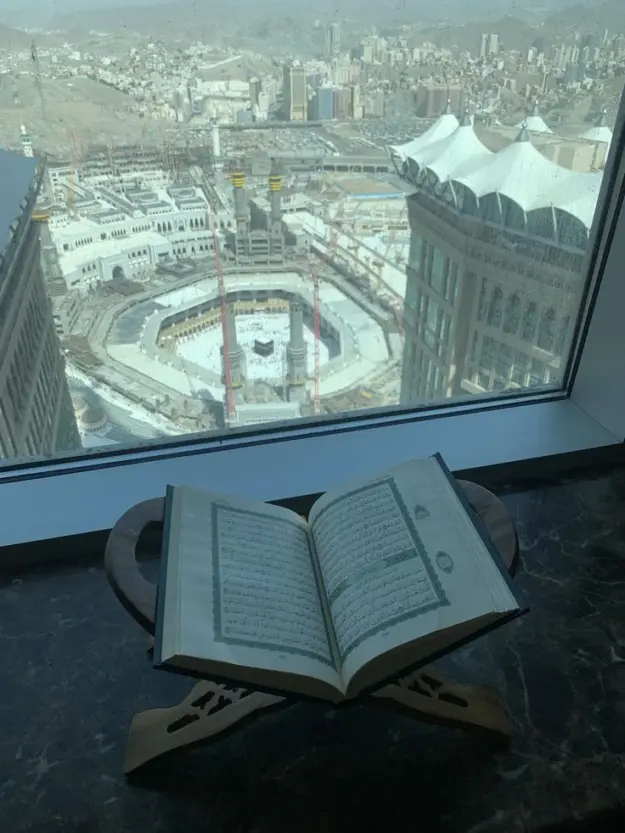 Dalam membaca Al-Quran kite perlu memperhatikan adab-adabnya agar keberkahan dari membaca Al-Quran senantiasa mendampingi kita.