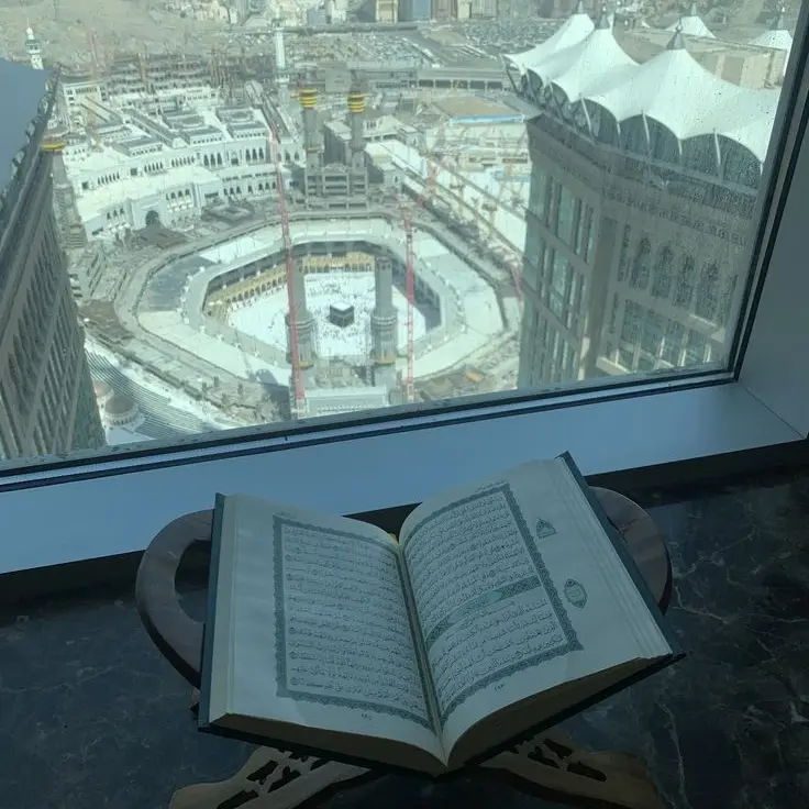 Dalam membaca Al-Quran kite perlu memperhatikan adab-adabnya agar keberkahan dari membaca Al-Quran senantiasa mendampingi kita.